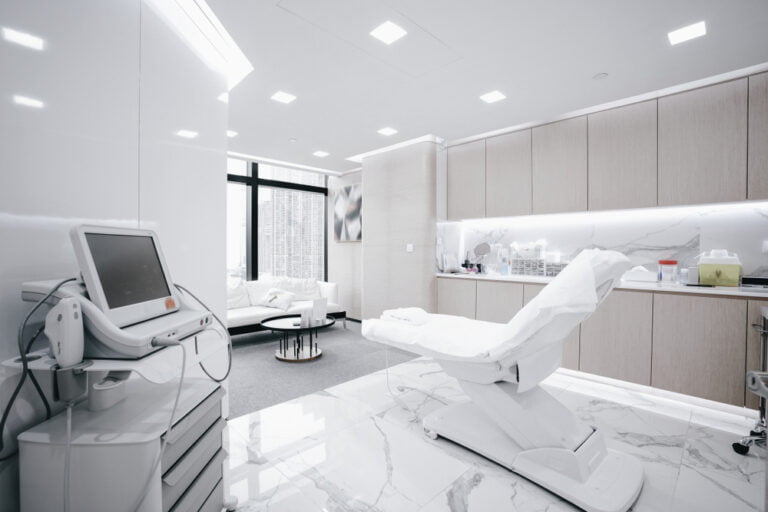 Read more about the article How to set up an aesthetic clinic in Dubai